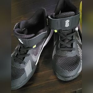Boys kyrie flytrap 5